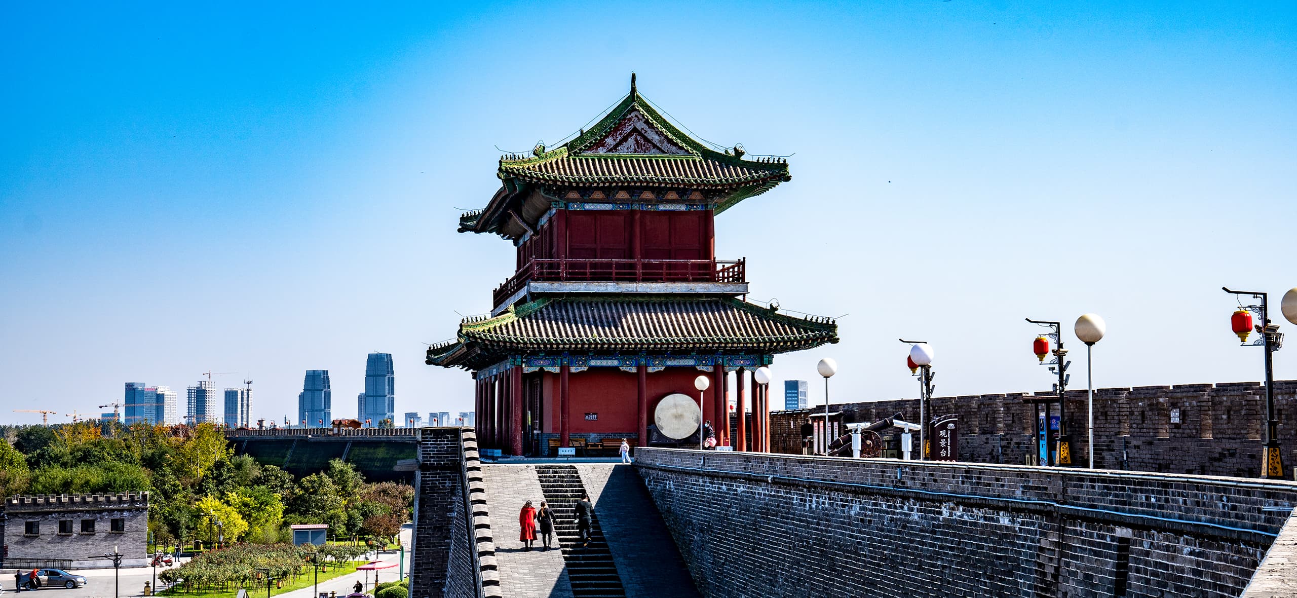 与辉同行