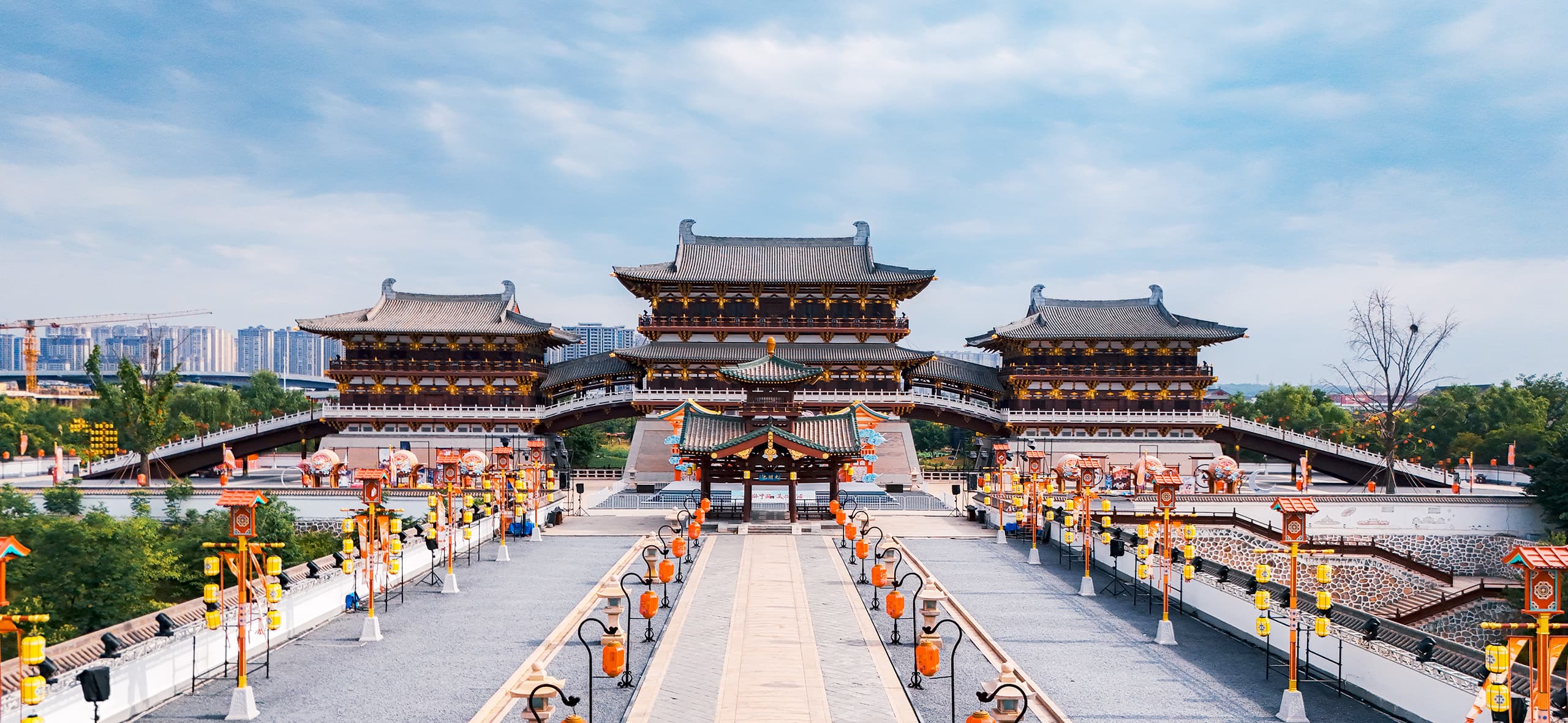 与辉同行